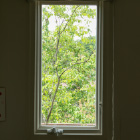 寝室からの小窓の眺め。